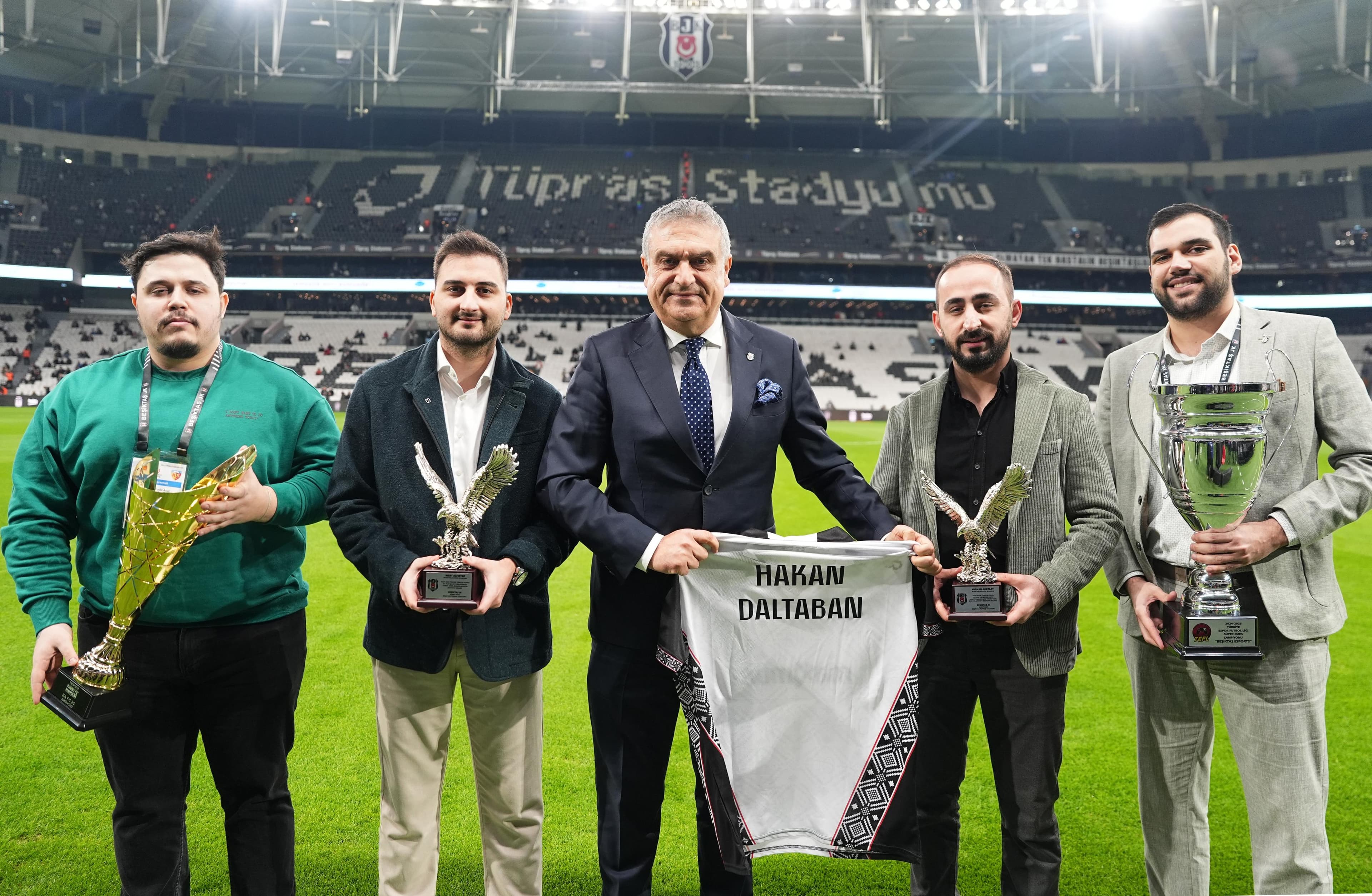 Beşiktaş honour TEFL Super Cup manager before Kayserispor match